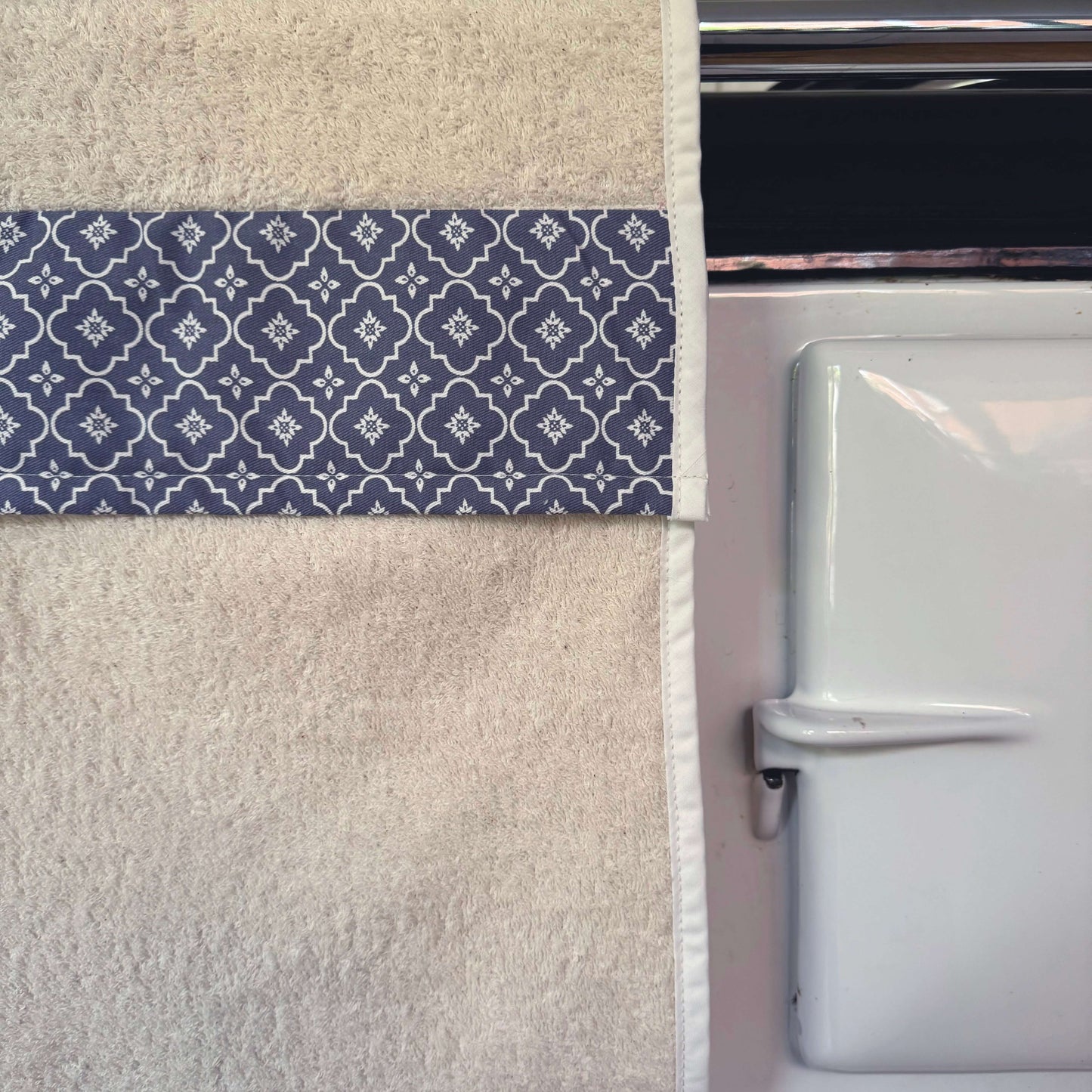 Crisp & Dene Blue Tile Roller Hand Towel