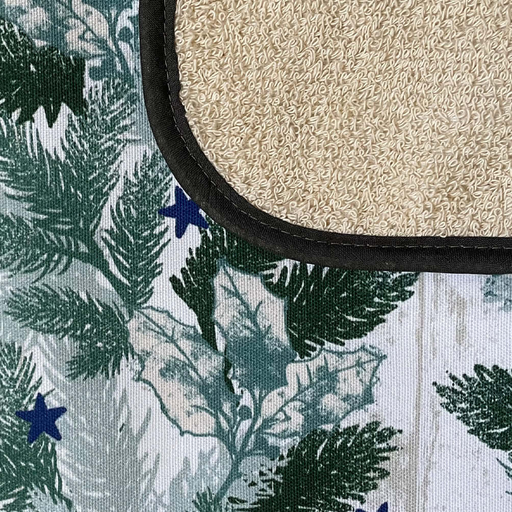 Christmas Wreath Everhot Hob Cover (Medium 53.5 cm) showing green foliage and terry towelling backing.